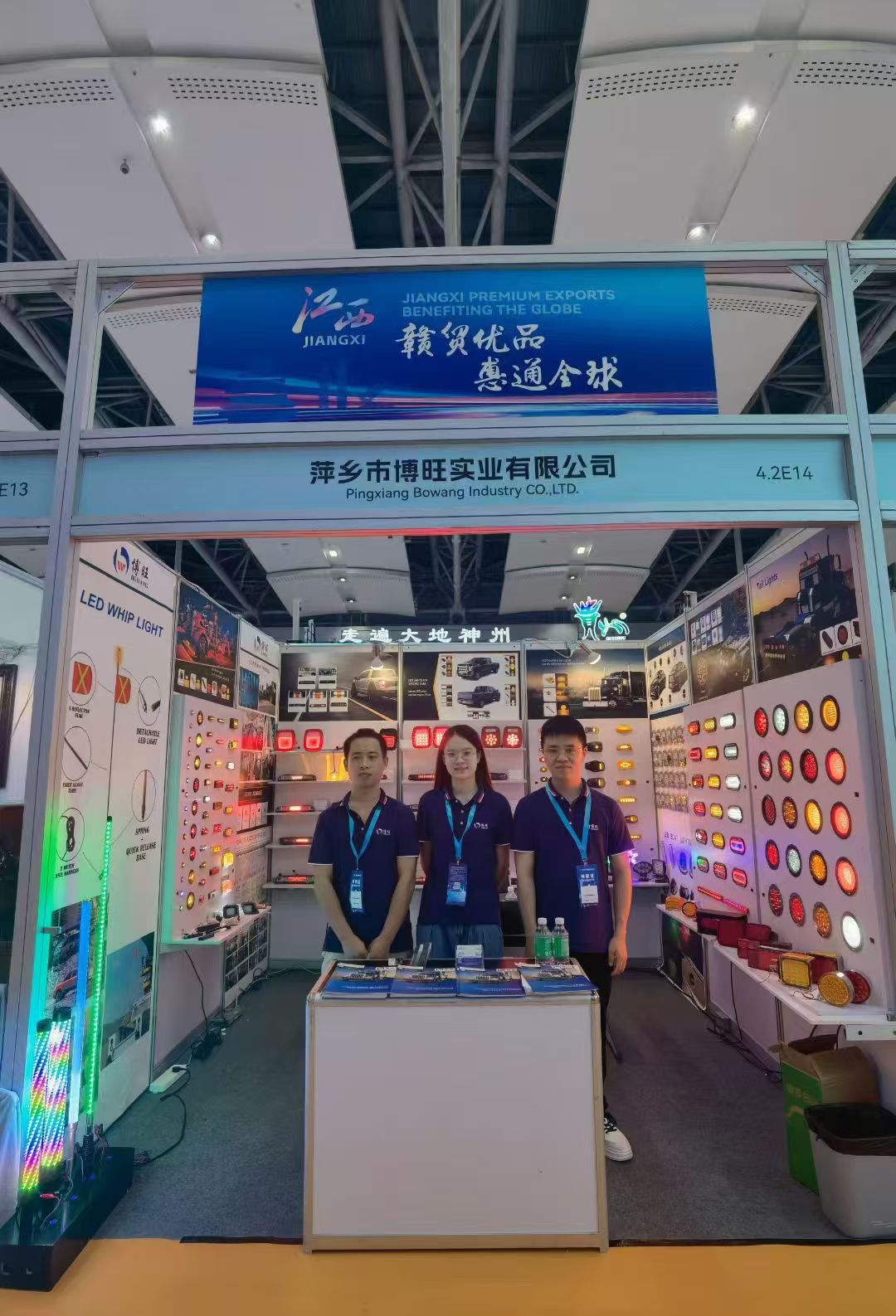 Fabbrica di luci delle auto, azienda, produttore, Made in Cina, luce della coda, luce di lavoro, luce laterale, luce del camion