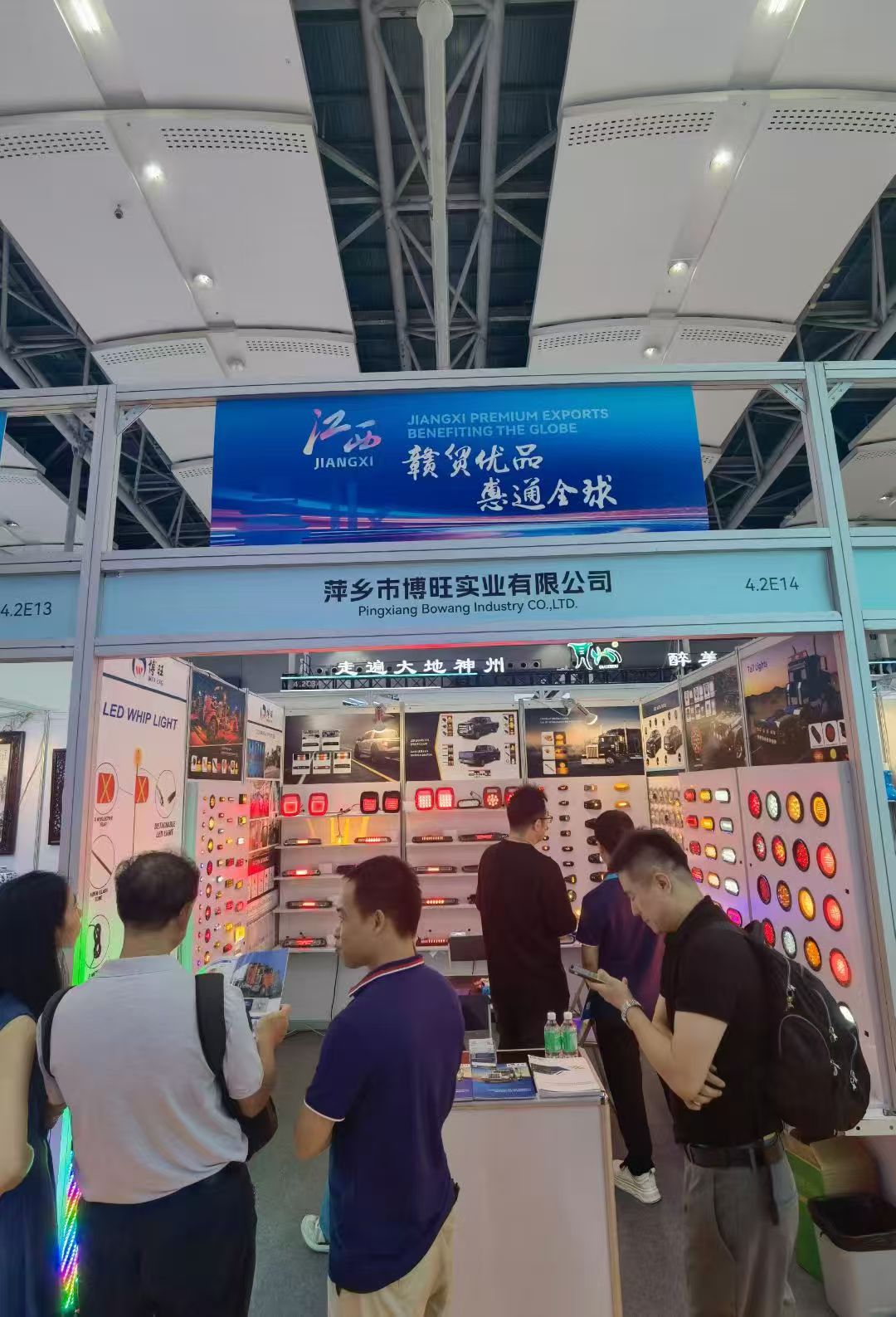 Fabbrica di luci delle auto, azienda, produttore, realizzato in Cina, luce della coda, luce di lavoro, luce laterale, luce del camion, luce delle auto