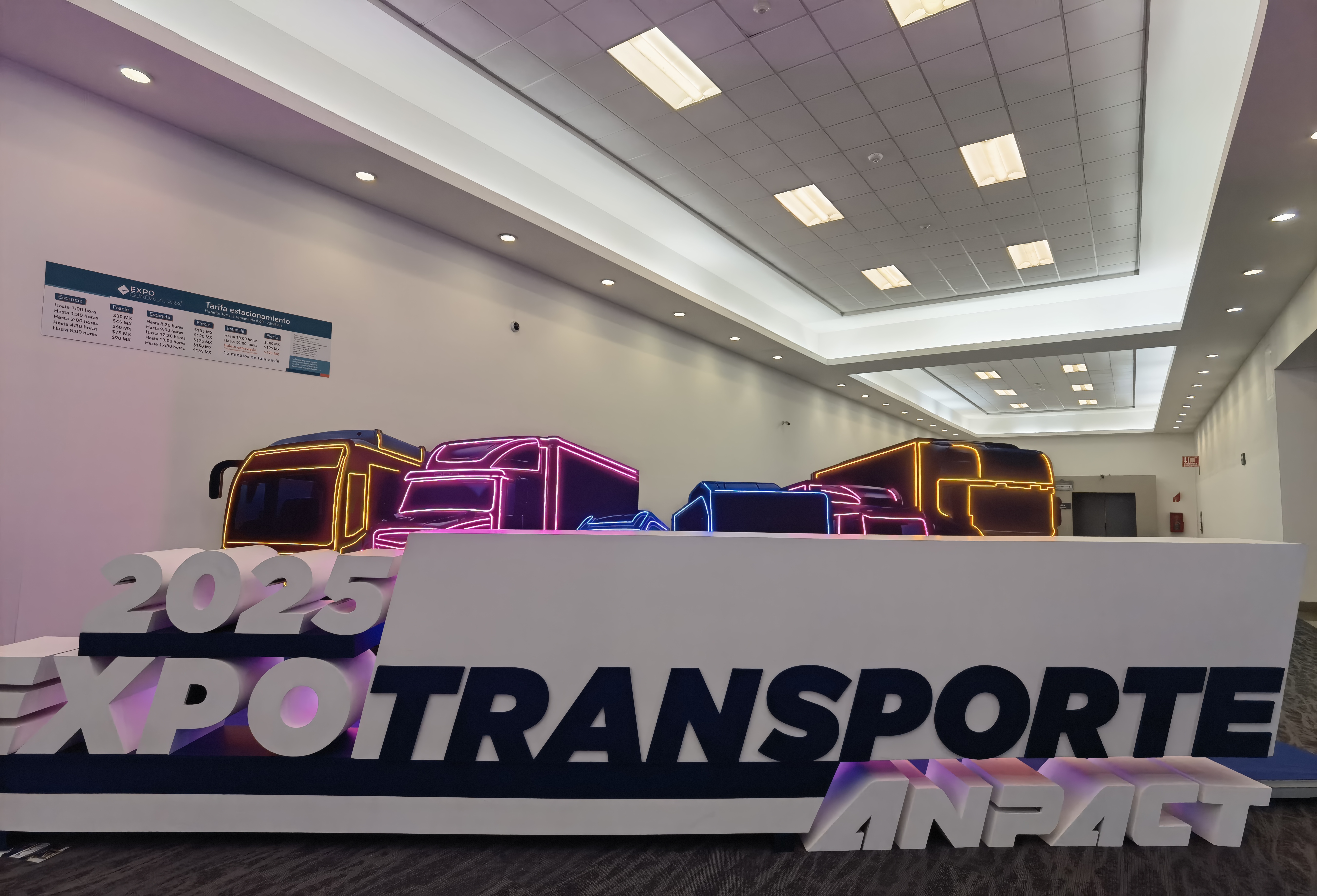 Fabbrica di luci per auto, azienda, produttore, made in China, luce posteriore, luce da lavoro, luce laterale, luce per camion